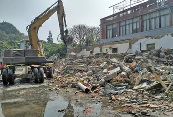 自城东至以诗代书，戏招李六拾遗、崔二十六先辈