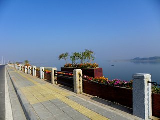 江边闲步