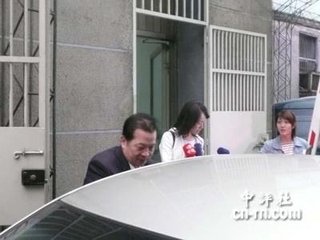 步出上车门