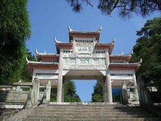 初度诣葛仙化奉香火归邑之明日有驯鹿自中径