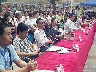 桃源忆故人·移灯背月穿金缕