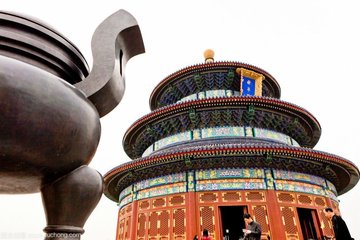 所居永乐县久旱，县宰祈祷得雨，因赋诗
