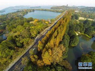 予以长庆二年冬十月到杭州明年秋九月始与范…遂留绝句