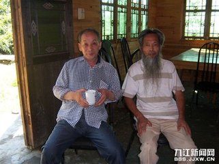 携诸山客同上香炉峰，遇雨而还，沾濡狼藉，