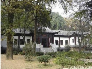 诸官游招隐寺