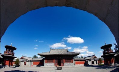 同颜使君真卿、李侍御萼游法华寺登凤翅山望