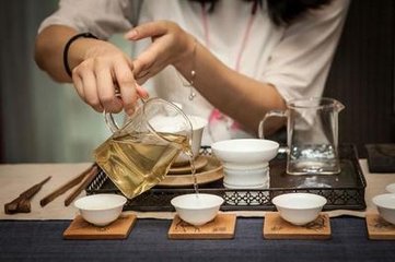 病酒新愈独卧苹风阁戏书