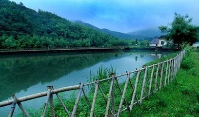 过昭君村　村在归州东北四十里。