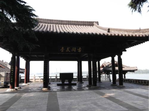 题金陵王处士水亭（此亭盖齐朝南苑，又是陆机故宅）