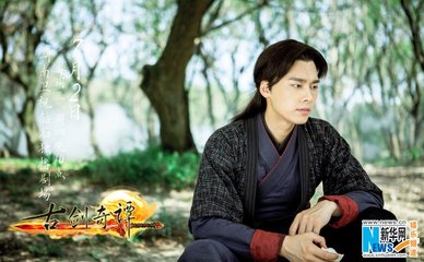 数陪李梓州泛江，有女乐在诸舫，戏为艳曲二首赠李
