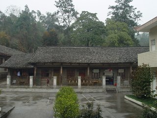 数陪李梓州泛江，有女乐在诸舫，戏为艳曲二