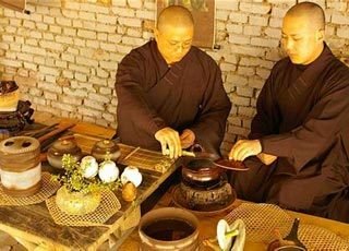 洛阳尉刘晏与府掾诸公茶集天宫寺岸道上人房