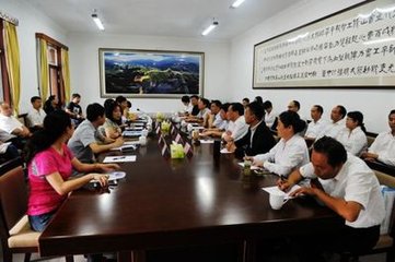 送张齐物主簿赴内乡