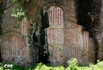 泛舟武夷九曲溪至六曲或云滩急难上遂回