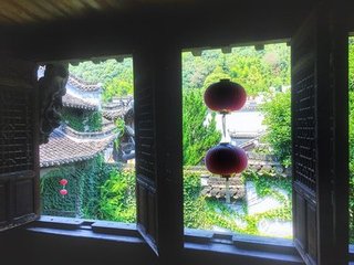 早春与张十八博士籍游杨尚书林亭，寄弟三阁