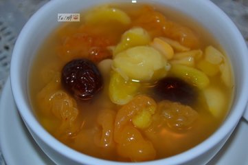 与参寥师行园中得黄耳蕈