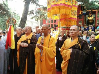 送教长老入山