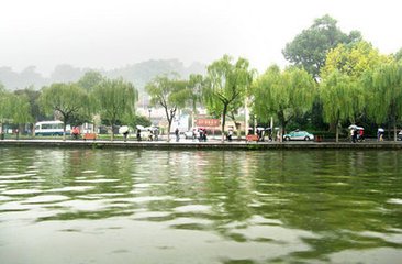 去年过弋阳访赵恂道通判，话西湖旧游，因题