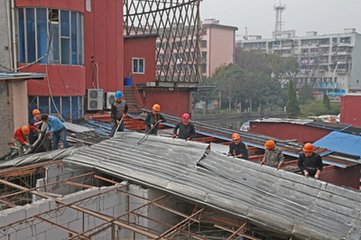 李中丞宅夜宴送丘侍御赴江东便往辰州