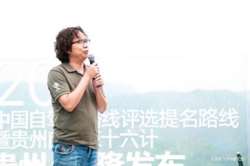 自巫山遵陆以避黑石诸滩，大雨不可行，泊驿