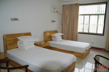 蓦山溪（谯园饮酒为守令作）