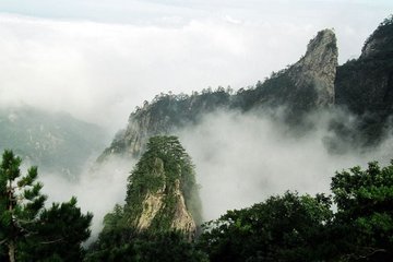 琐窗寒·断碧分山