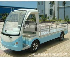 嘲元中丞（一作襄阳中堂赏花为宪与妓人戏语潮之）