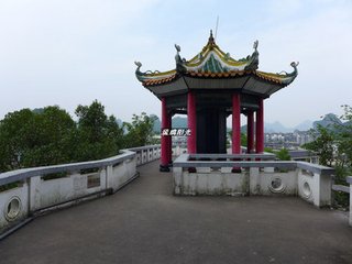 癸水亭落成，示坐客长老之记曰︰癸水绕东城