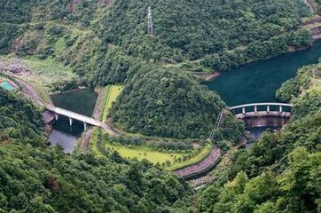 和段校书冬夕寄题庐山