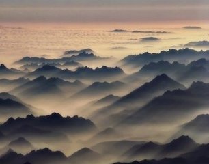 远山澄碧雾