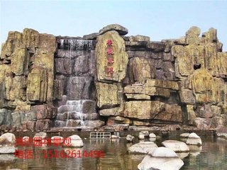 寿栎前假山成，移丹桂於马城自嘲