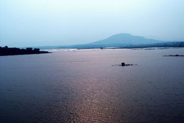 韦轩游山遇雨