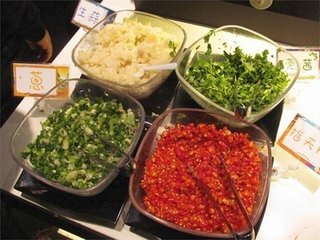 巴蜀人好食生蒜，臭不可近。顷在峤南，其人