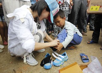 送陆太祝赴湖南幕同用送字（三韵）