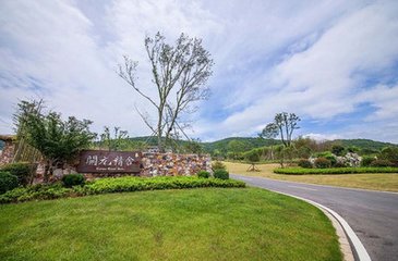 息舟荆溪，入阳羡南山，游善权寺，呈李功曹