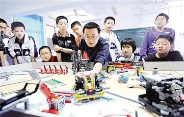 郑元亚新居面梅开轩诸子读书其间名曰擢英