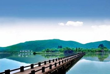 中秋前一夕携家步至北湖藉缛草久之和东坡湖