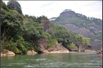 道游武夷遇雨既渡复回明日竟敢游九曲而行因