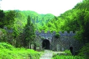 宿石门驿闻马嘶