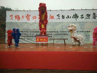 临海太守惠予赤城石，报以是诗