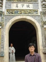 悬圃黄梅半堕草间