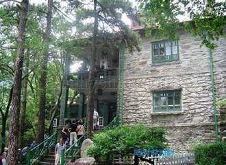 虞美人·银山堆里庐山对
