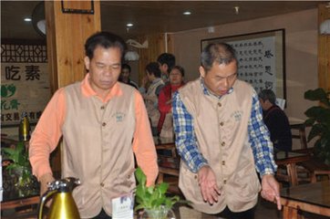 送秦主客迁侍仪使