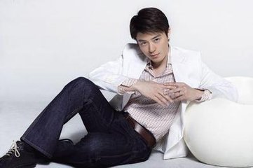 长卿见过赋美人插花用其韵