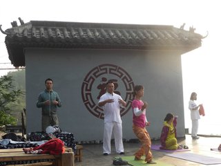 题精舍寺（一作酬王季友秋夜宿露台寺见寄）