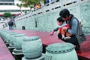 谢耕道犁春图