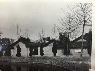 读道旁旧家碣上题曰宋黄澹翁先生之墓